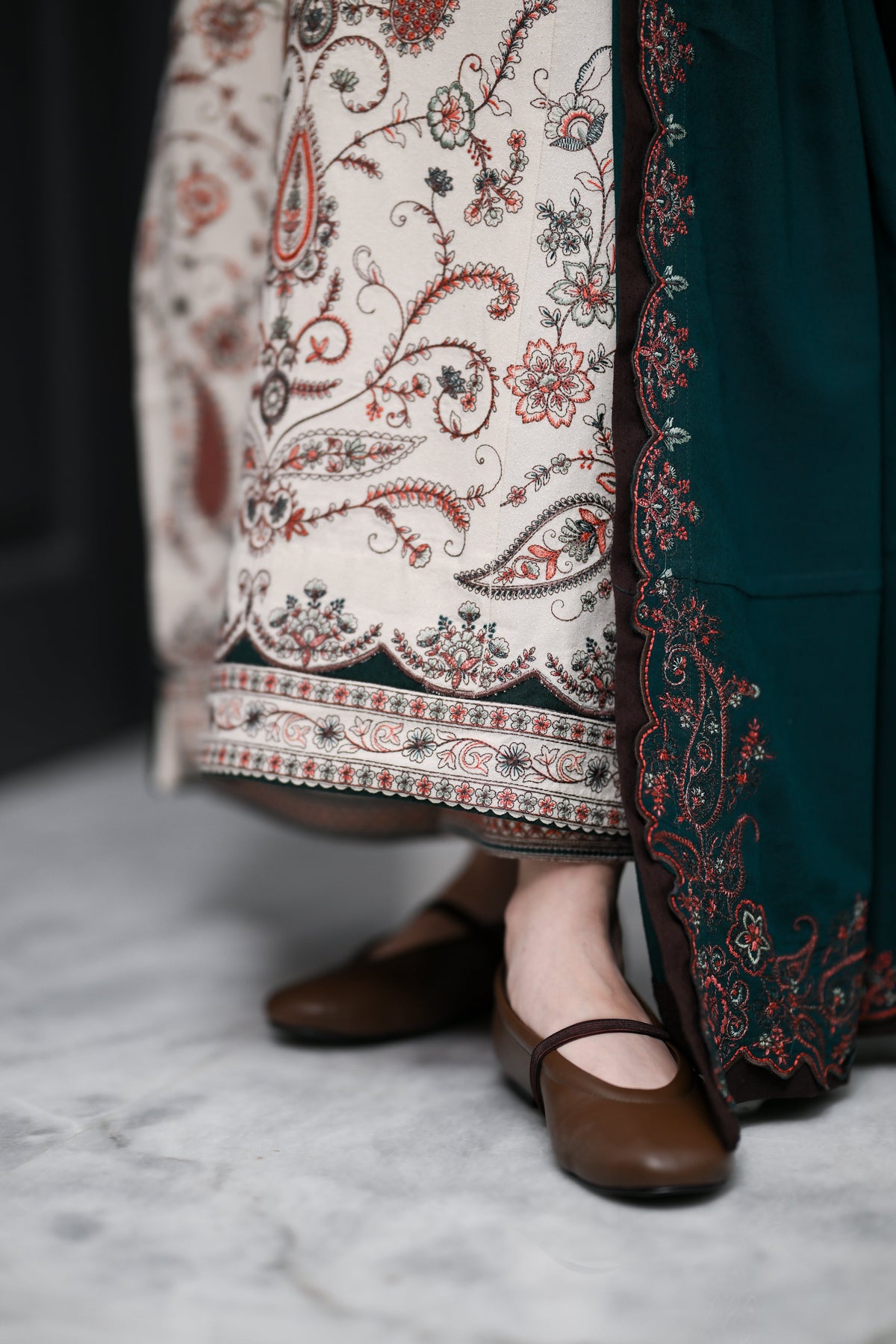 ELARA - IVORY LUXURY EMBROIDERED KARANDI 3PCS SET (NEL-26632) /  READY TO SHIP