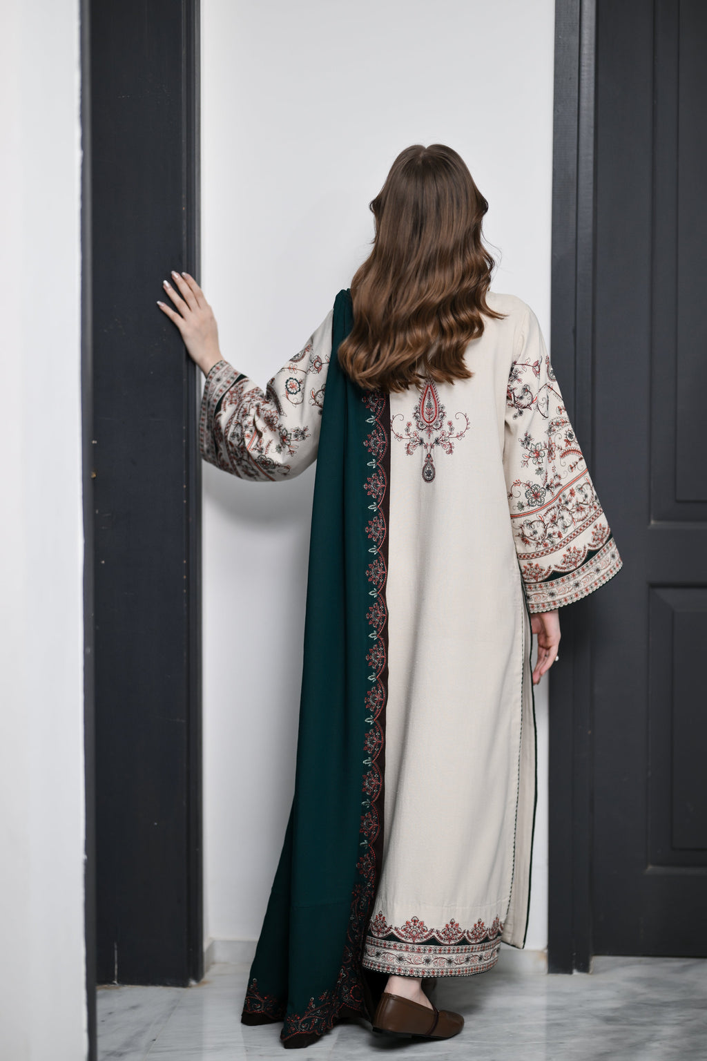 ELARA - IVORY LUXURY EMBROIDERED KARANDI 3PCS SET (NEL-26632) /  READY TO SHIP